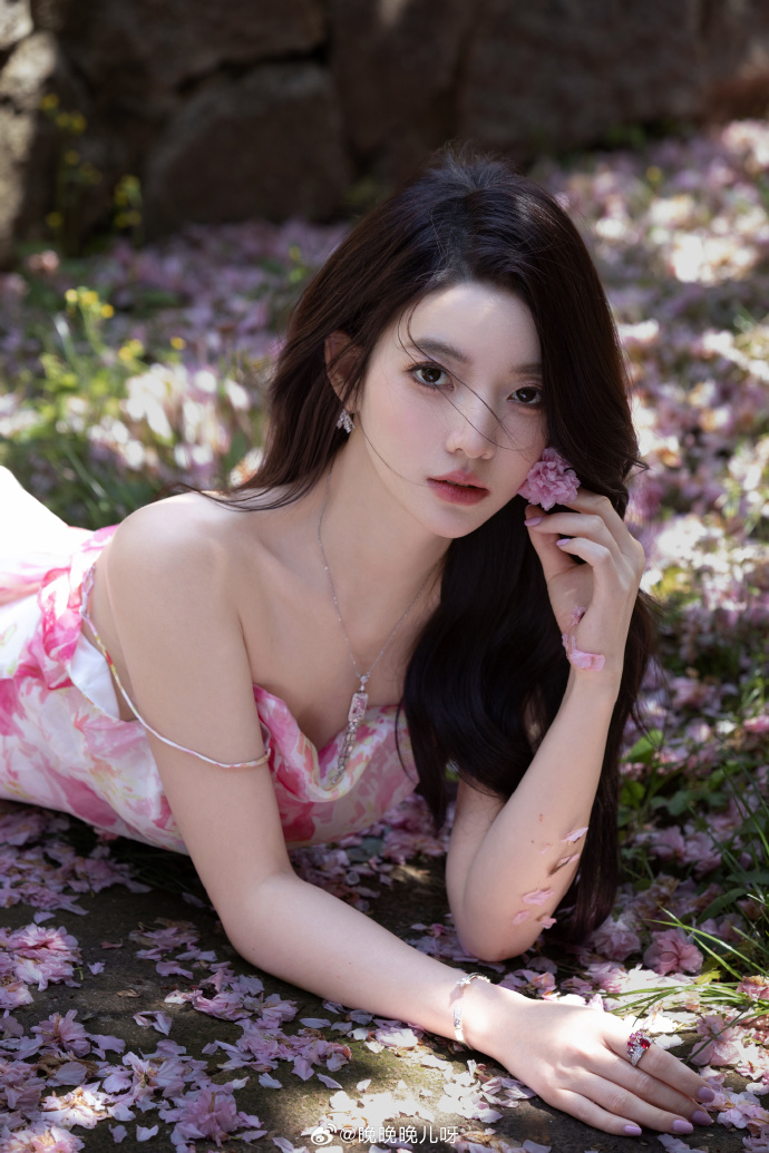 闪婚总裁契约妻封面